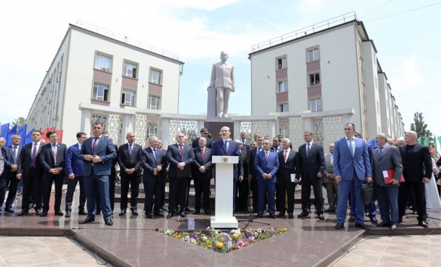В Махачкале торжественно открыли памятник Азизу Алиеву