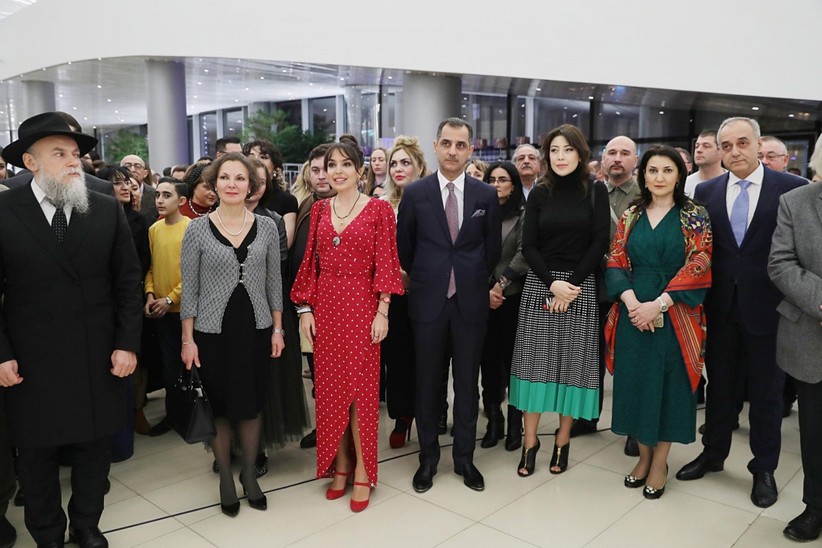 В Баку состоялось открытие выставки российских художников-авангардистов