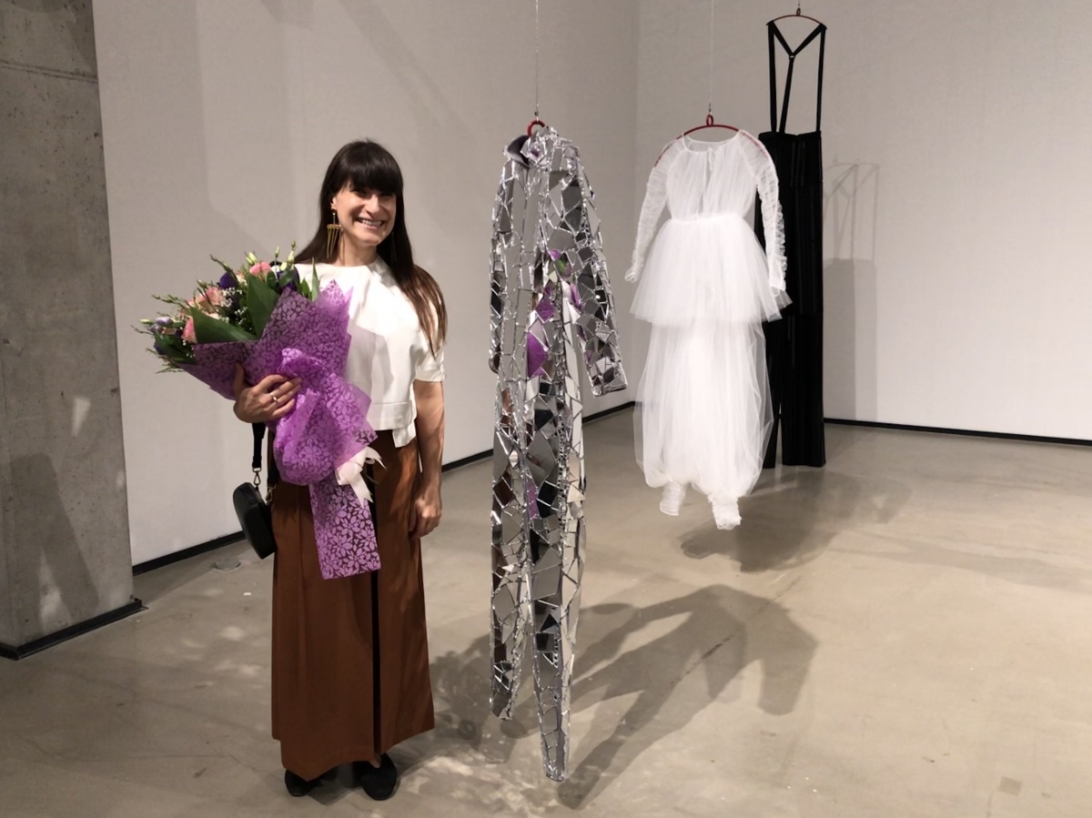 12 июля в Пространстве Современного Искусства YARAT прошло открытие персональной выставки многопрофильной художницы Таус Махачевой под названием "Шаривари".