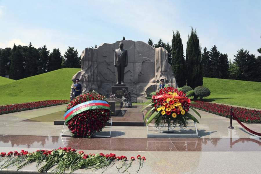 В четверг, 12 мая, Рамазан Абдулатипов, принимающий участие в проведении Дней Республики Дагестан Российской Федерации в Азербайджане, посетил в г.Баку мемориальный комплекс — Аллею почетного захороне